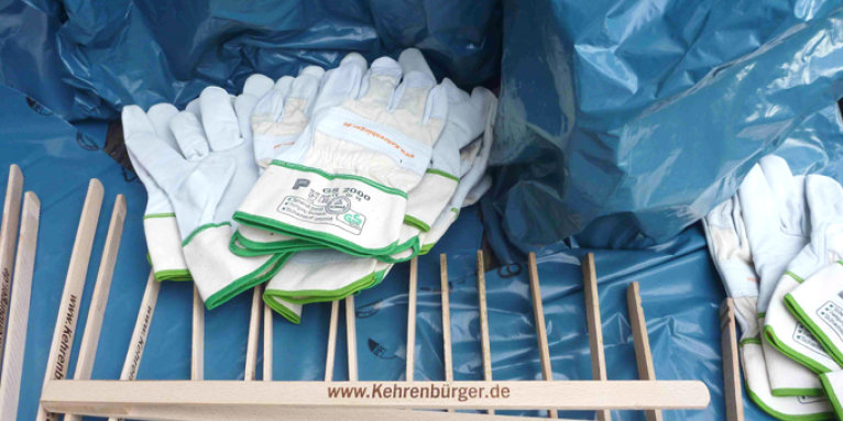 Handschuhe und Zangen als nützliche Helfer - Foto: NABU Berlin/Andrea Schwarz
